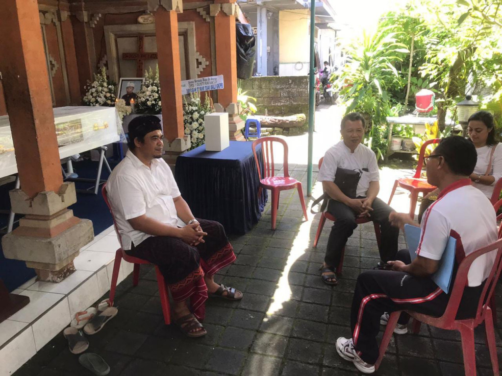 Penyerahan KK (Kartu Keluarga) Baru dan Akta Kematian kepada Perwakilan Keluarga di Banjar Kung oleh Pemerintah Desa Dalung